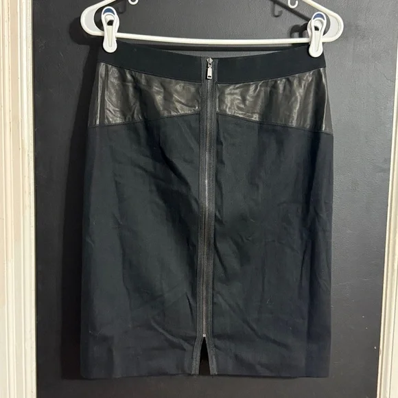 Elie Tahari Valeria Lamb Leather Panel Pencil Skirt Size: 4 Length: 20.5” - Picture 3 of 9